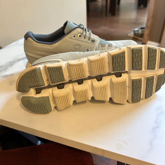 On clouds - Picture 2 of 5